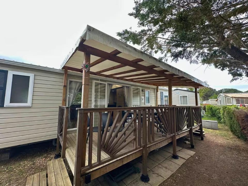 Mobile-Home au Lac des Rêves avec Climatisation Campground/ 
RV Resort in Lattes