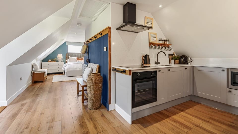 Bed, Bedroom, oven, kitchen