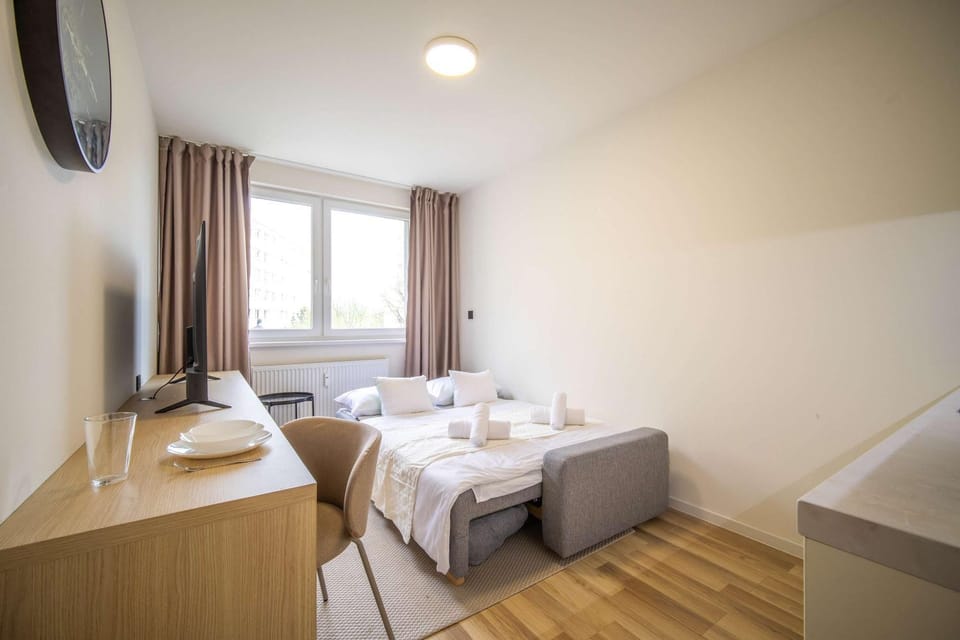 Bed, TV and multimedia, Bedroom, towels