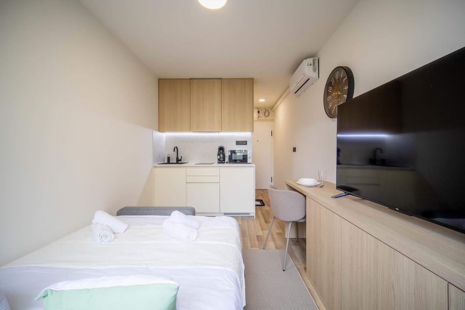 Bed, TV and multimedia, Kitchen or kitchenette, Evening entertainment, Bedroom, towels, wardrobe, air conditioner