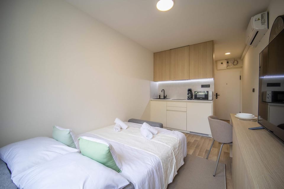 Bed, TV and multimedia, Kitchen or kitchenette, Bedroom