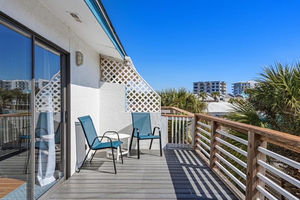 Destin Townhome • Walk to Sandy Beach & Water Taxi Apartment in Destin
