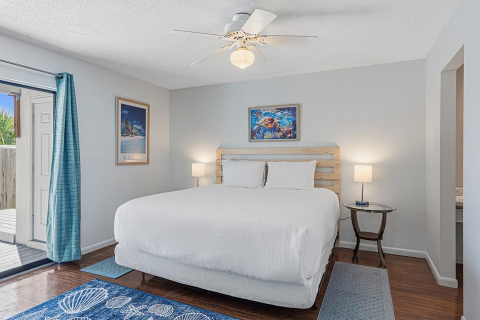 Destin Townhome • Walk to Sandy Beach & Water Taxi Apartment in Destin