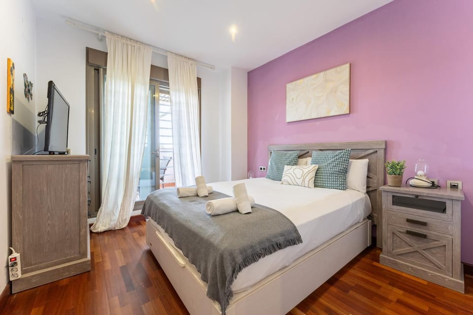 Bed, TV and multimedia, Photo of the whole room, Bedroom, towels, wardrobe, air conditioner