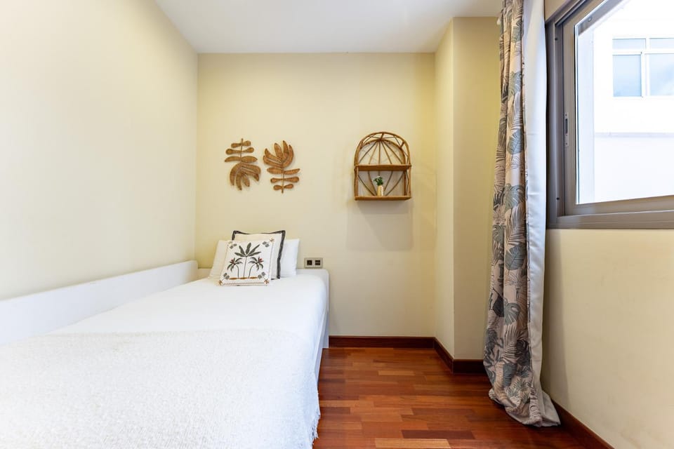 Bed, Photo of the whole room, Bedroom, air conditioner