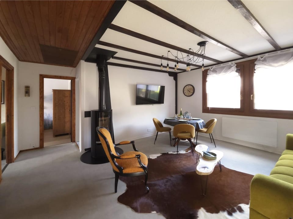 TV and multimedia, Living room, Dining area, fireplace