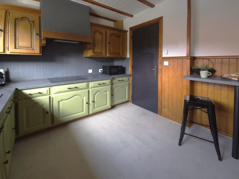 Coffee/tea facilities, Dining area, dishwasher, microwave, oven, stove, toaster