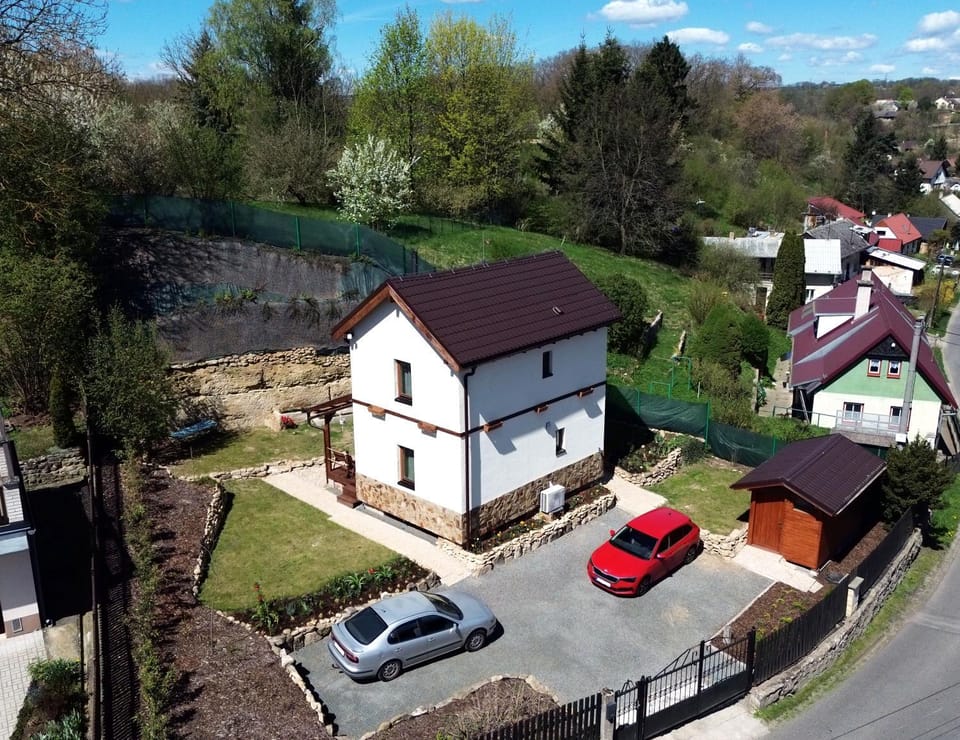 Property building, Day, Neighbourhood, Natural landscape, Bird's eye view, Garden, Parking