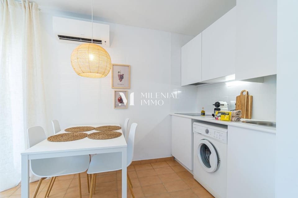 Kitchen or kitchenette, Dining area, washing machine