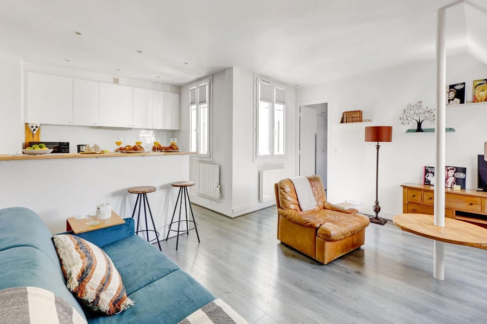 TV and multimedia, Kitchen or kitchenette, Living room, Seating area, Dining area