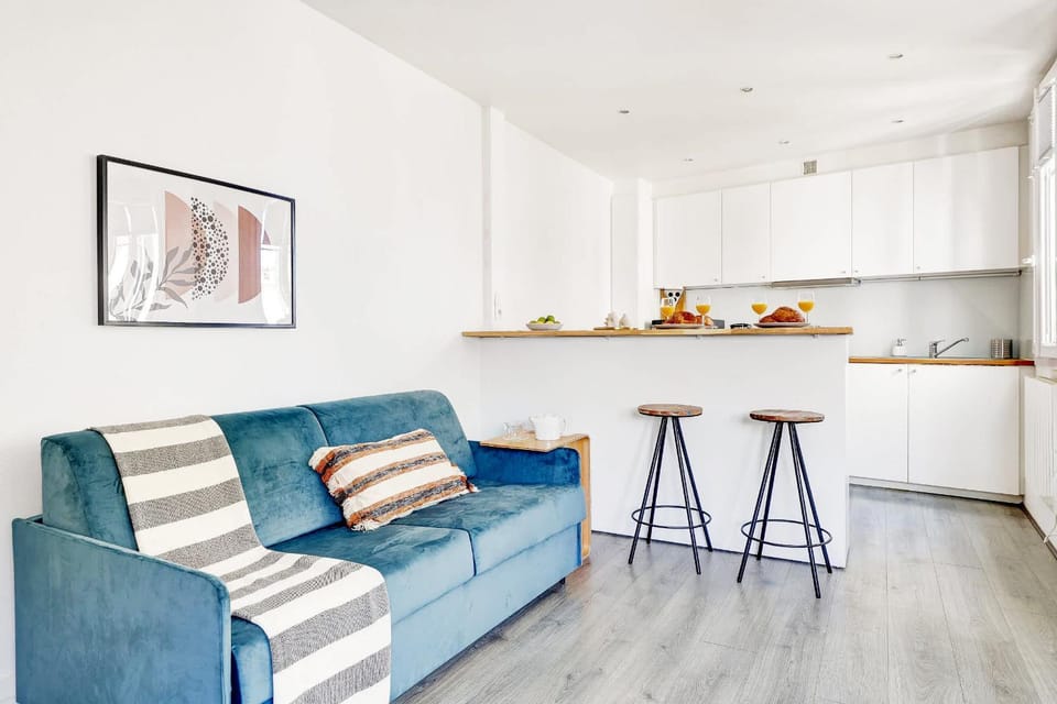 Kitchen or kitchenette, Living room, Seating area, Dining area