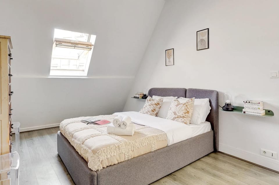Bed, Bedroom, towels