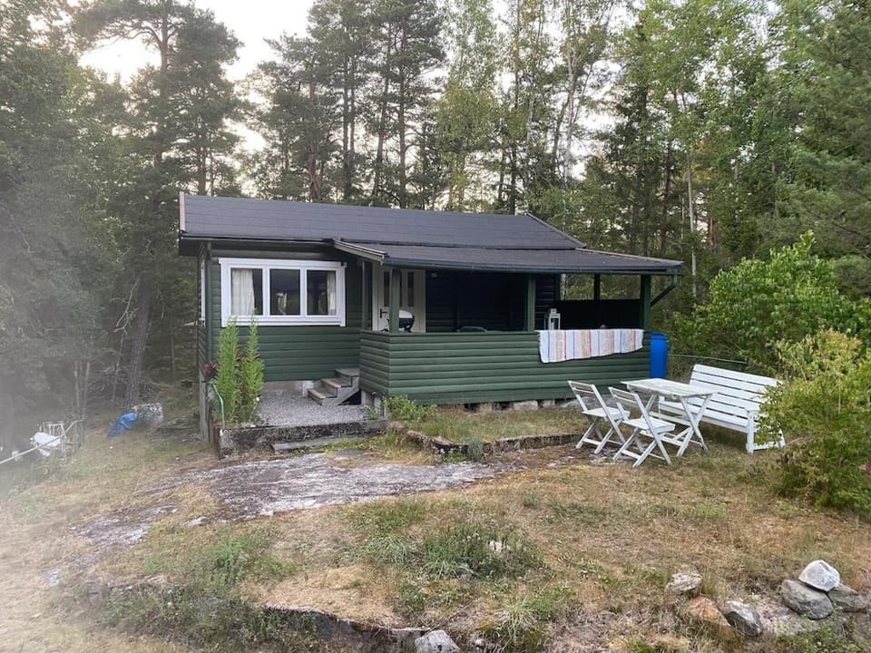Cozy guest house with shared pool near forest and restaurant House in Stockholm County