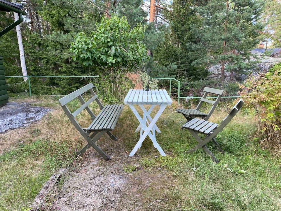 Cozy guest house with shared pool near forest and restaurant House in Stockholm County