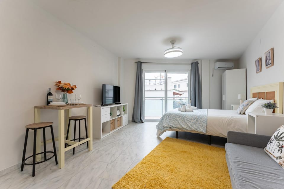 Bed, TV and multimedia, Living room, Photo of the whole room, Bedroom, air conditioner