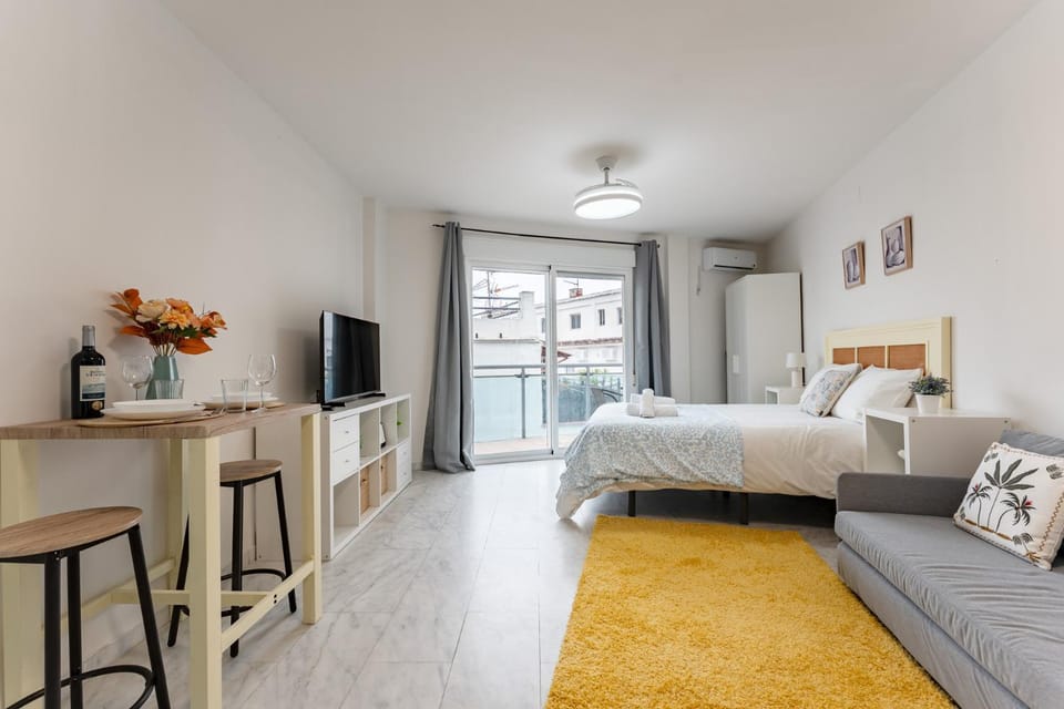 Bed, TV and multimedia, Living room, Photo of the whole room, Dining area, Bedroom, air conditioner