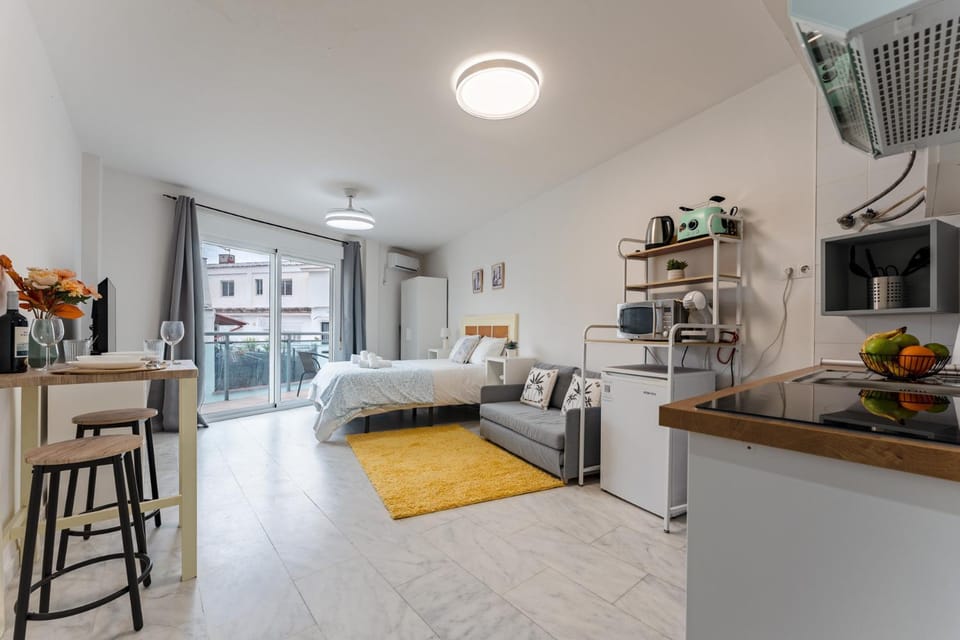 Bed, TV and multimedia, Kitchen or kitchenette, Living room, Photo of the whole room, Dining area, Bedroom, stove, air conditioner