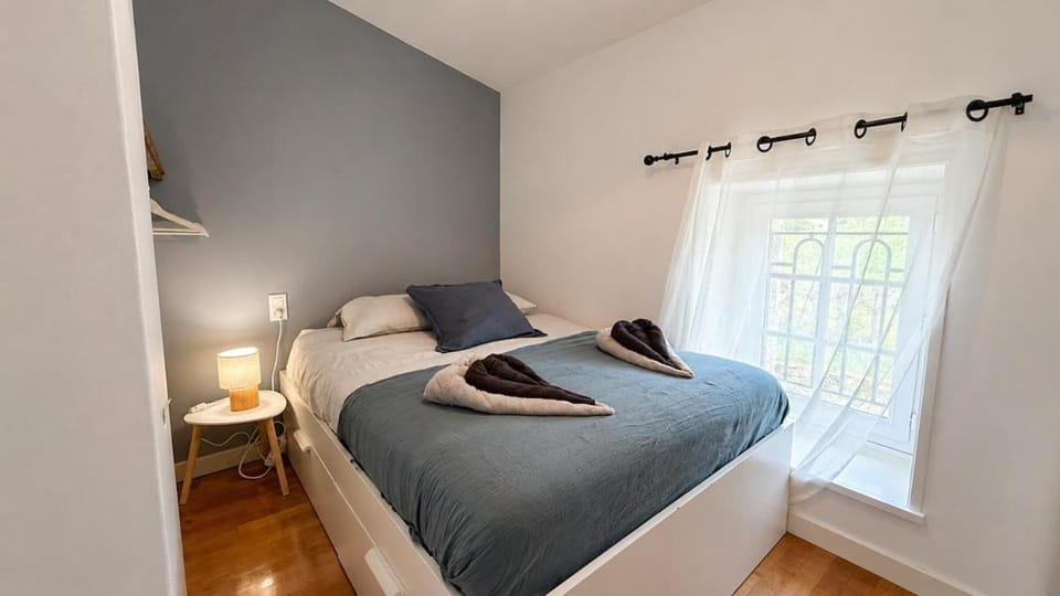 Photo of the whole room, Bedroom