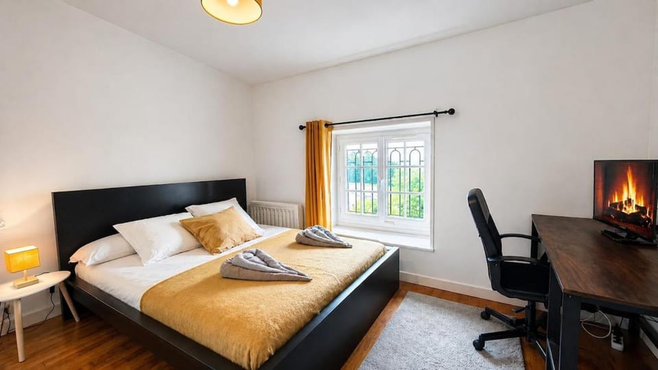 Photo of the whole room, Bedroom