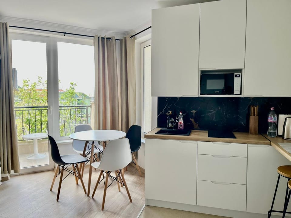 Coffee/tea facilities, Kitchen or kitchenette, Dining area, stove