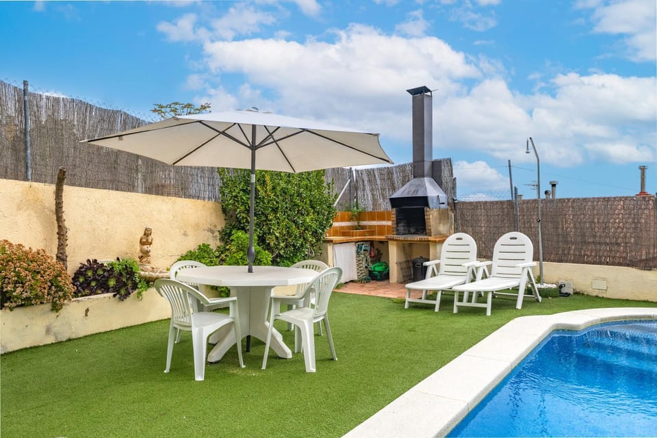 Property building, Patio, Spring, Day, Natural landscape, Garden, Garden view, Pool view, Swimming pool, sunbed