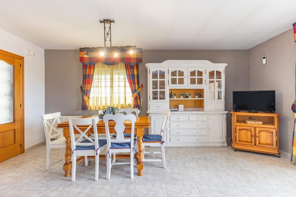 TV and multimedia, Living room, Seating area, Dining area, Evening entertainment