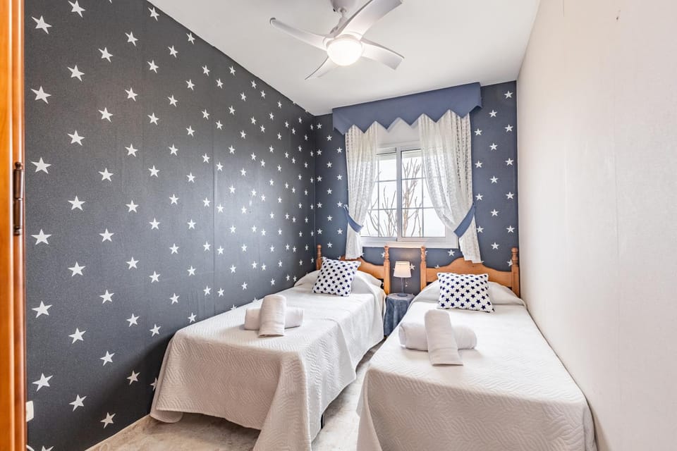 Bed, Photo of the whole room, fireplace, towels