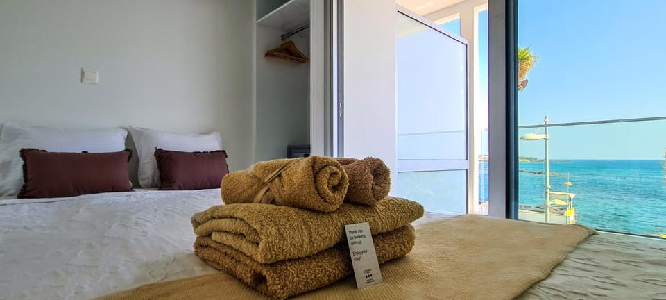 Bed, View (from property/room), Balcony/Terrace, Bedroom, Sea view, towels
