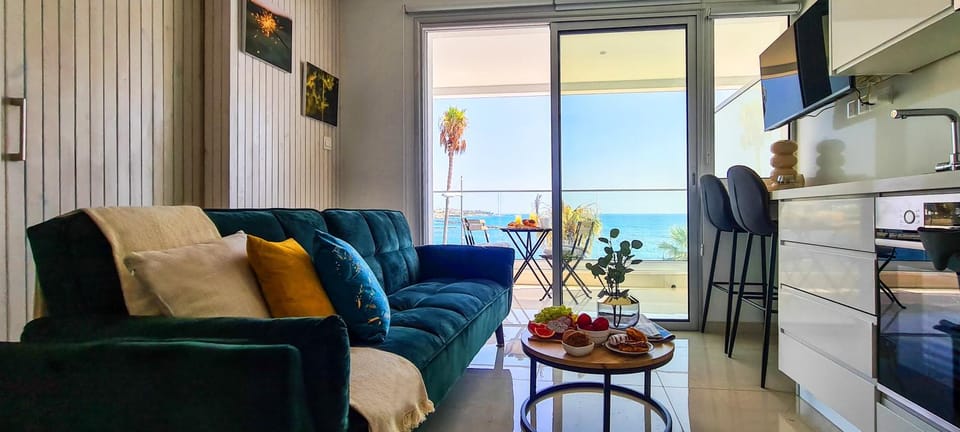 TV and multimedia, Kitchen or kitchenette, Living room, Seating area, Dining area, Sea view, oven