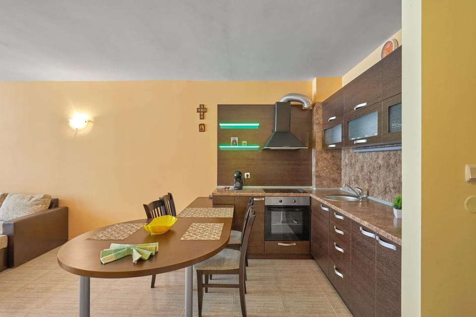 Kitchen or kitchenette, Living room, Seating area, Dining area, oven