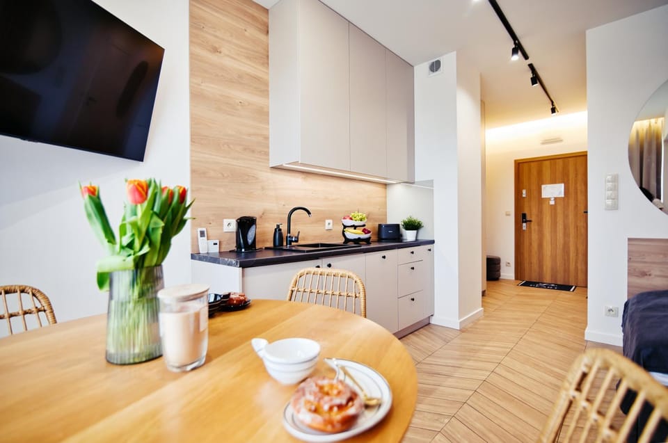 TV and multimedia, Coffee/tea facilities, Kitchen or kitchenette, Living room, Food and drinks, Seating area, Dining area, stove, toaster