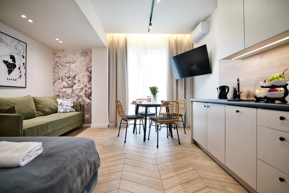 TV and multimedia, Coffee/tea facilities, Kitchen or kitchenette, Living room, Seating area, Dining area