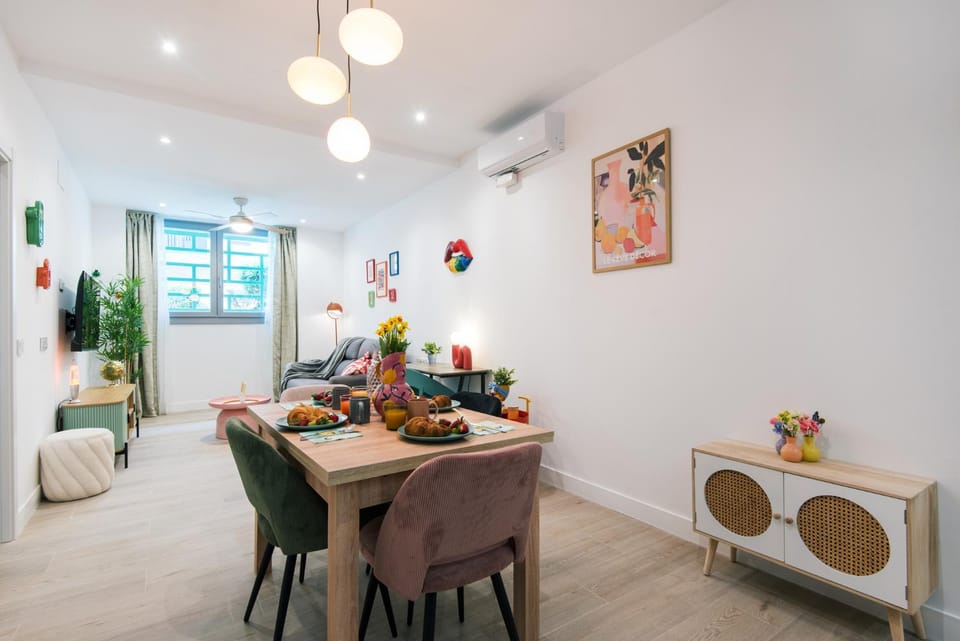 Communal lounge/ TV room, Living room, Dining area, heating, towels