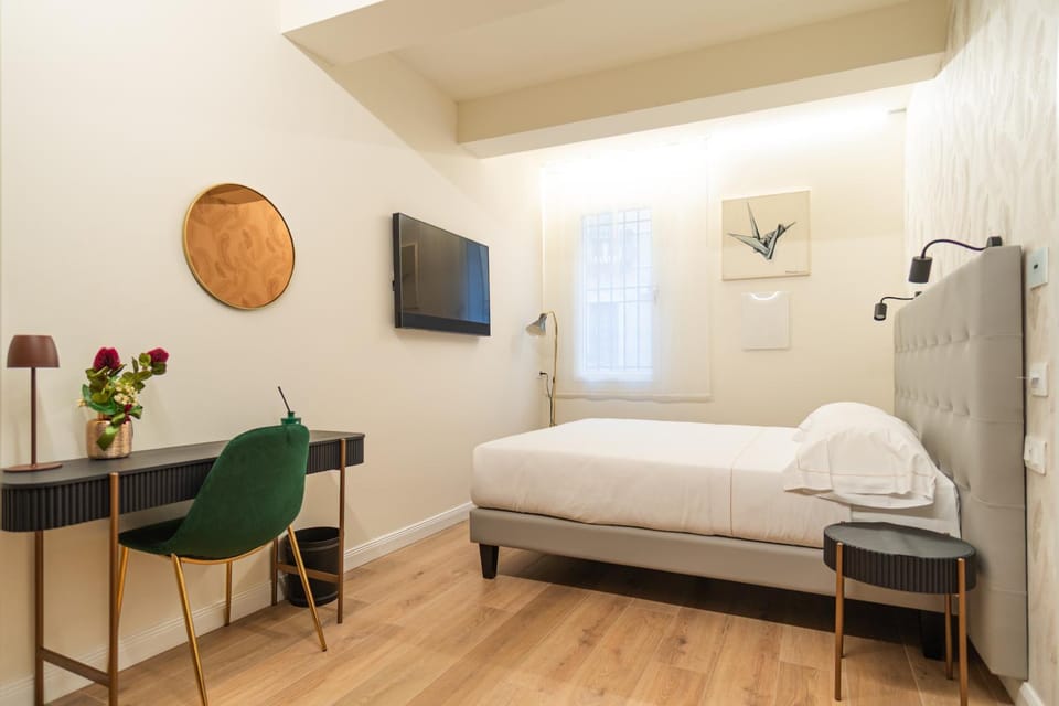 Bed, TV and multimedia, Photo of the whole room, Bedroom