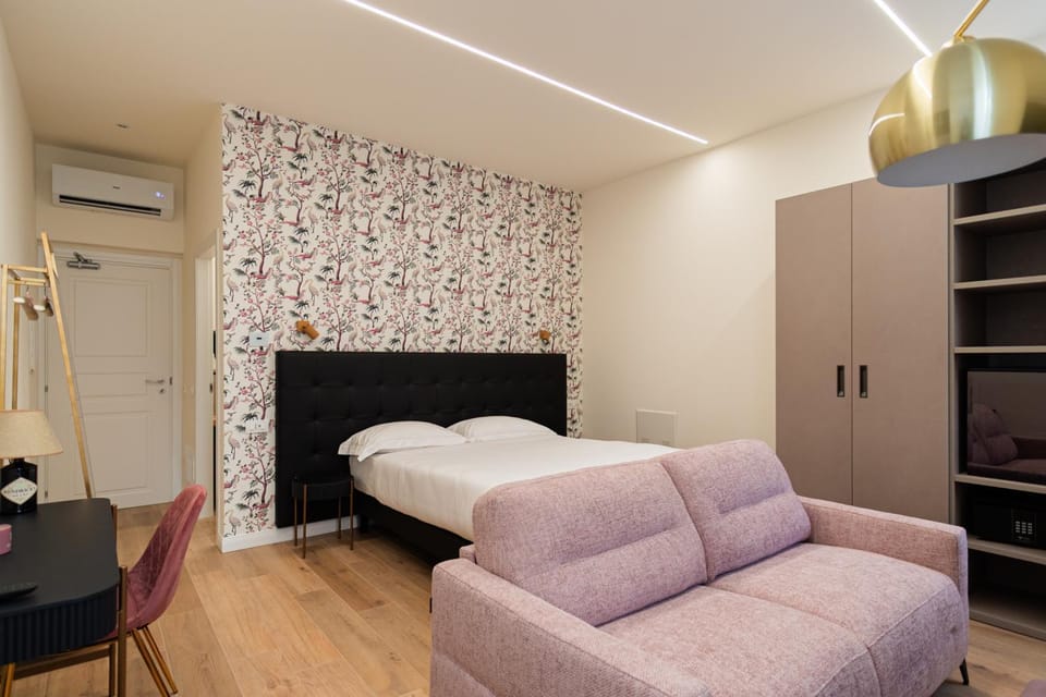 Bed, Photo of the whole room, Seating area, Bedroom, wardrobe, air conditioner