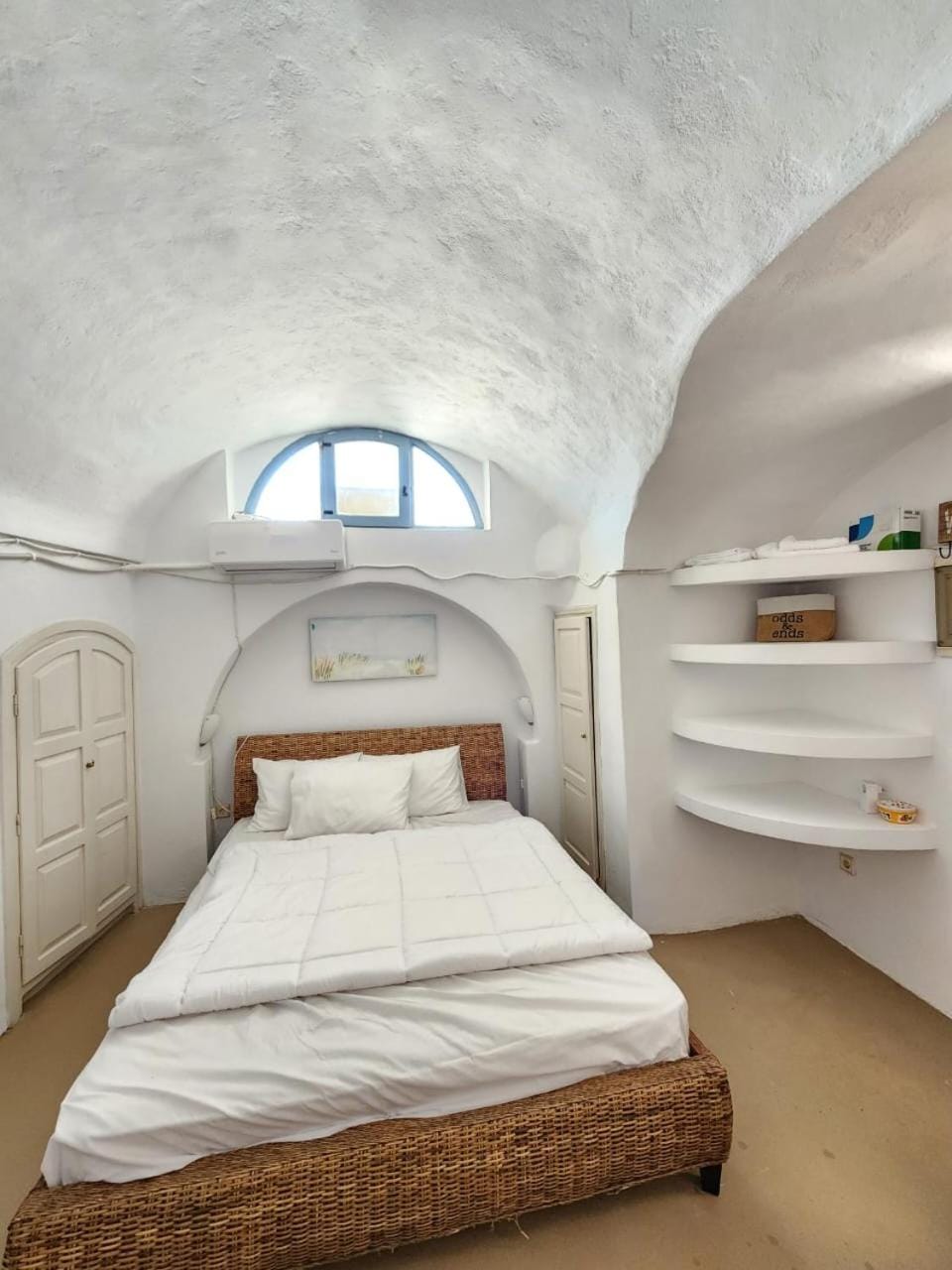 NEW Ryan's Cave Suite in Emporio Center Apartment in Santorini