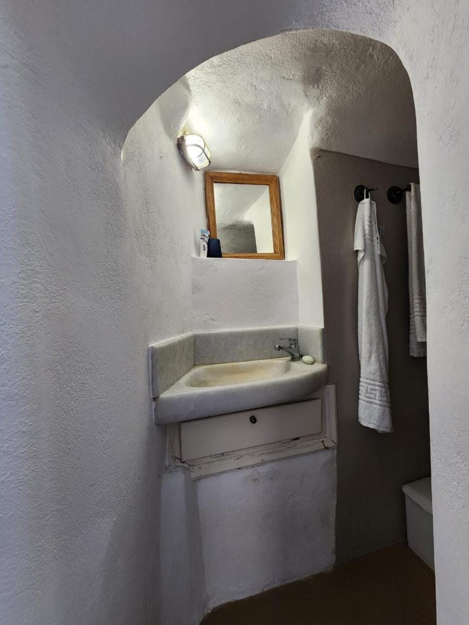 NEW Ryan's Cave Suite in Emporio Center Apartment in Santorini