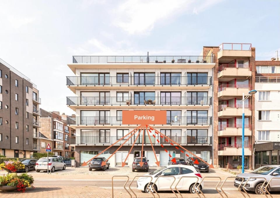 Facade/entrance, On site, Street view, Parking