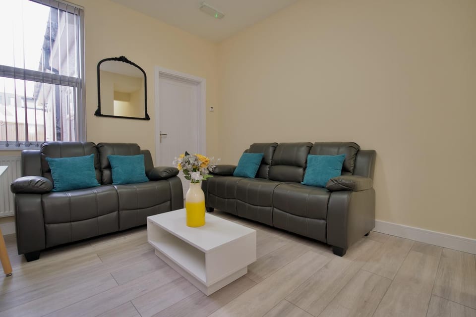 Charterhouse - Free Netflix, Private Garden, WiFi & Free Parking For 3 Cars House in Coventry