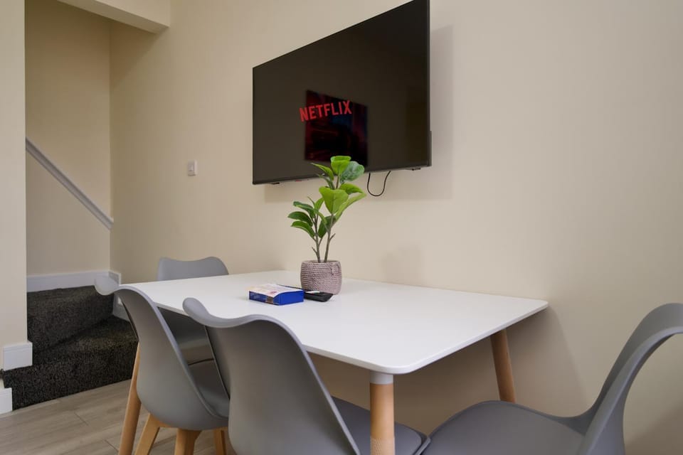 Charterhouse - Free Netflix, Private Garden, WiFi & Free Parking For 3 Cars House in Coventry
