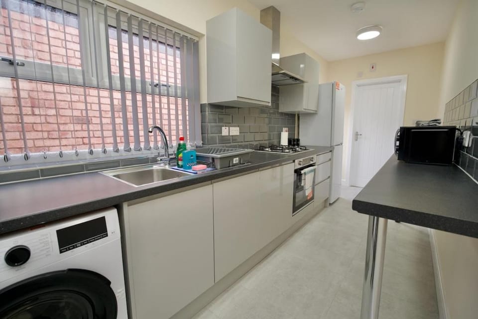 Charterhouse - Free Netflix, Private Garden, WiFi & Free Parking For 3 Cars House in Coventry