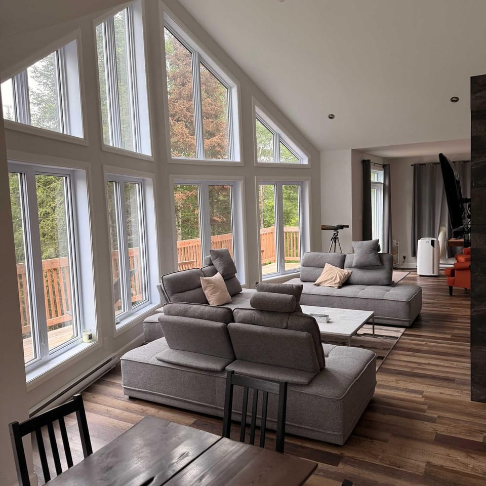 Pool Table Private Beach - Breakfast Included - Fontainebleau Chalet in Ontario