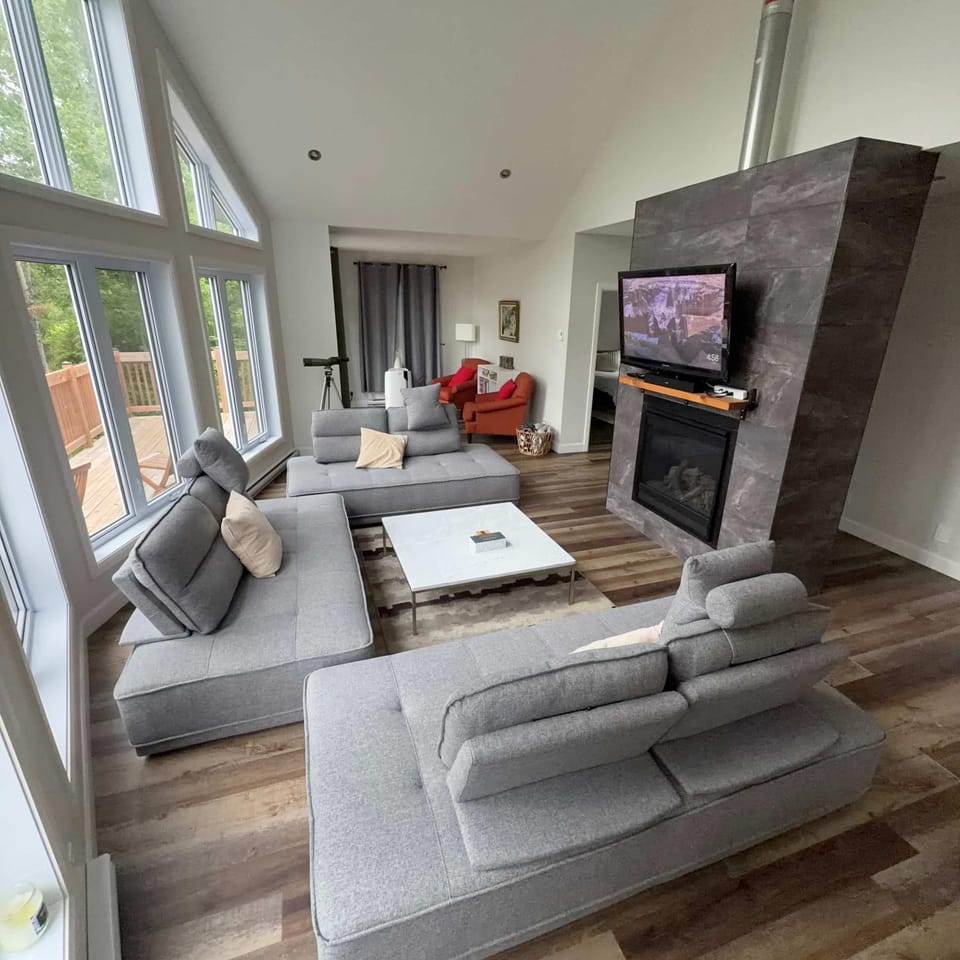 Pool Table Private Beach - Breakfast Included - Fontainebleau Chalet in Ontario