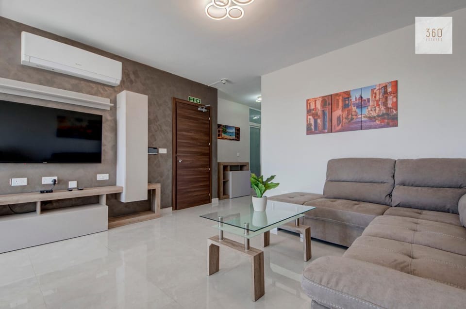 Communal lounge/ TV room, TV and multimedia, Kitchen or kitchenette, Living room, Seating area, Evening entertainment, air conditioner