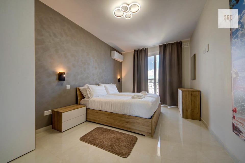 Bed, Photo of the whole room, Bedroom, towels, air conditioner