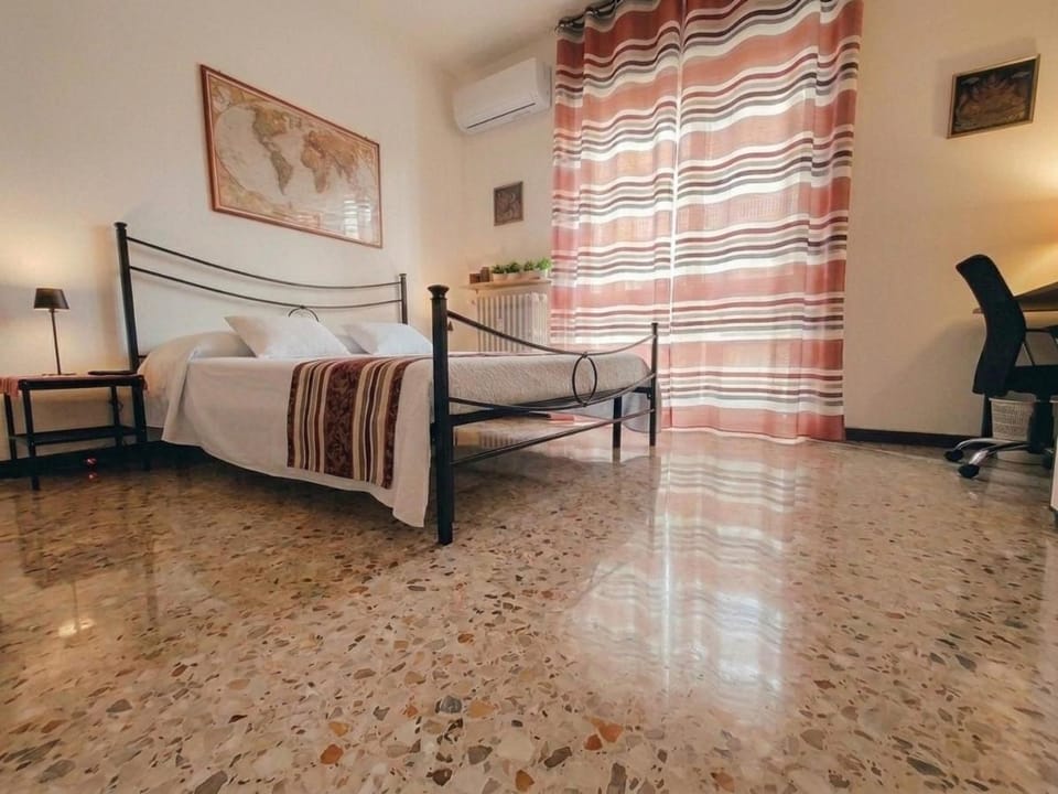 Bed, Seating area, Bedroom