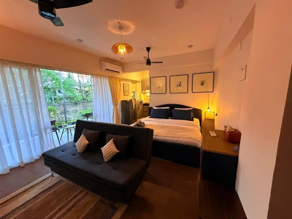 Bed, Living room, Photo of the whole room, Seating area, Bedroom