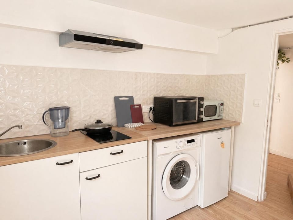 Kitchen or kitchenette