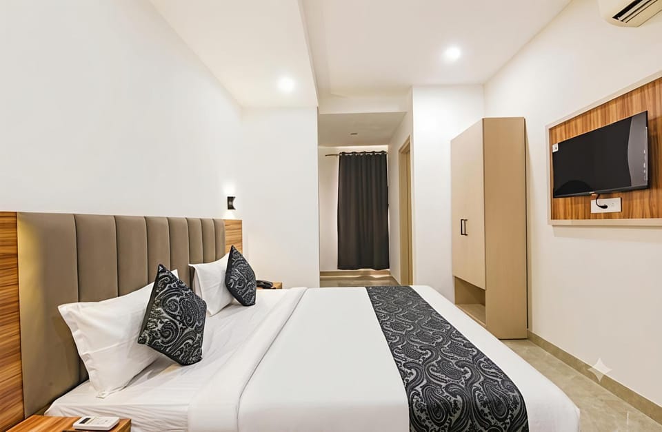 Communal lounge/ TV room, Bed, TV and multimedia, Living room, Photo of the whole room, Seating area, Evening entertainment, Bedroom, air conditioner