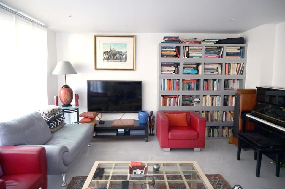 6-Bedroom Home with Pool, Hot Tub, and Sauna Villa in Poissy